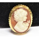 A MODERN ITALIAN GOLD AND SHELL CAMEO OVAL PENDANT/BROOCH depicting a female profile, rub-over set