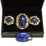 A PAIR OF ORIENTAL YELLOW METAL AND OVAL LAPIS LAZULI EARRINGS AND A MATCHING A RING, TOGETHER