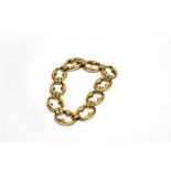 AN EARLY-MID 20TH CENTURY GOLD HOLLOW OVAL LINK BRACELET each open-oval link with a 'cusped'