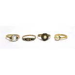 A GROUP OF FOUR GOLD AND GEM SET RINGS INCLUDING AN AQUAMARINE SINGLE STONE RING WITH ROSE DIAMOND