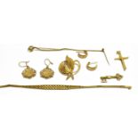 A COLLECTION OF MOSTLY GOLD JEWELLERY INCLUDING A MODERN ITALIAN 9CT GOLD TEXTURED-LEAF AND
