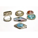 A COLLECTION OF SILVER AND WHITE METAL BROOCHES INCLUDING AN EARLY 20TH CENTURY PASTE CLOSED