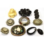 A COLLECTION OF 19TH CENTURY AND LATER JEWELLERY INCLUDING A PIETRA DURA OVAL BROOCH depicting a