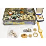 A COLLECTION OF COSTUME JEWELLERY TO INCLUDE TWO BROOCHES AND A PAIR OF EARRINGS BY SARAH COVENTRY a