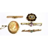 A COLLECTION OF EARLY 20TH CENTURY AND LATER GEM SET BROOCHES INCLUDING A VINTAGE 9CT GOLD, GARNET