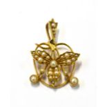 AN EARLY 20TH CENTURY GOLD AND HALF-PEARL PENDANT IN THE FORM OF A LEAF-TREFOIL AND BUDS on an