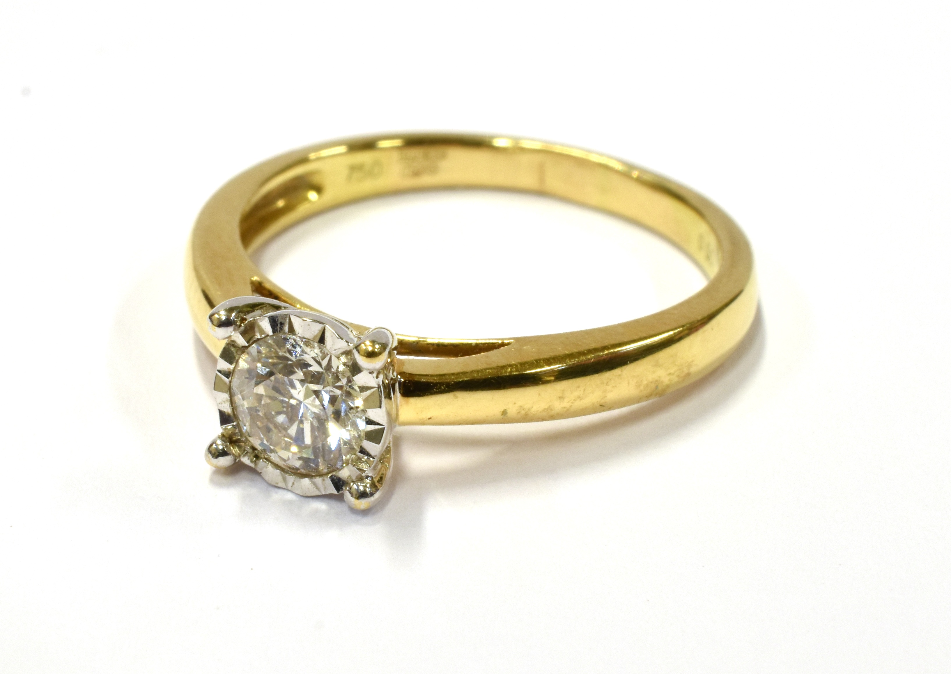 A MODERN DIAMOND SOLITAIRE RING the round brilliant approx. 0.50cts, in a white illusion-claw