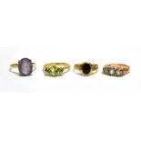 A GROUP OF FOUR GOLD AND GEM SET RINGS INCLUDING A 9CT GOLD AND AQUAMARINE THREE STONE CARVED HALF-