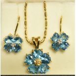 A MODERN 18CT GOLD, BLUE TOPAZ AND TINY DIAMOND CINQUEFOIL FLOWER-HEAD PENDANT AND CHAIN AND A