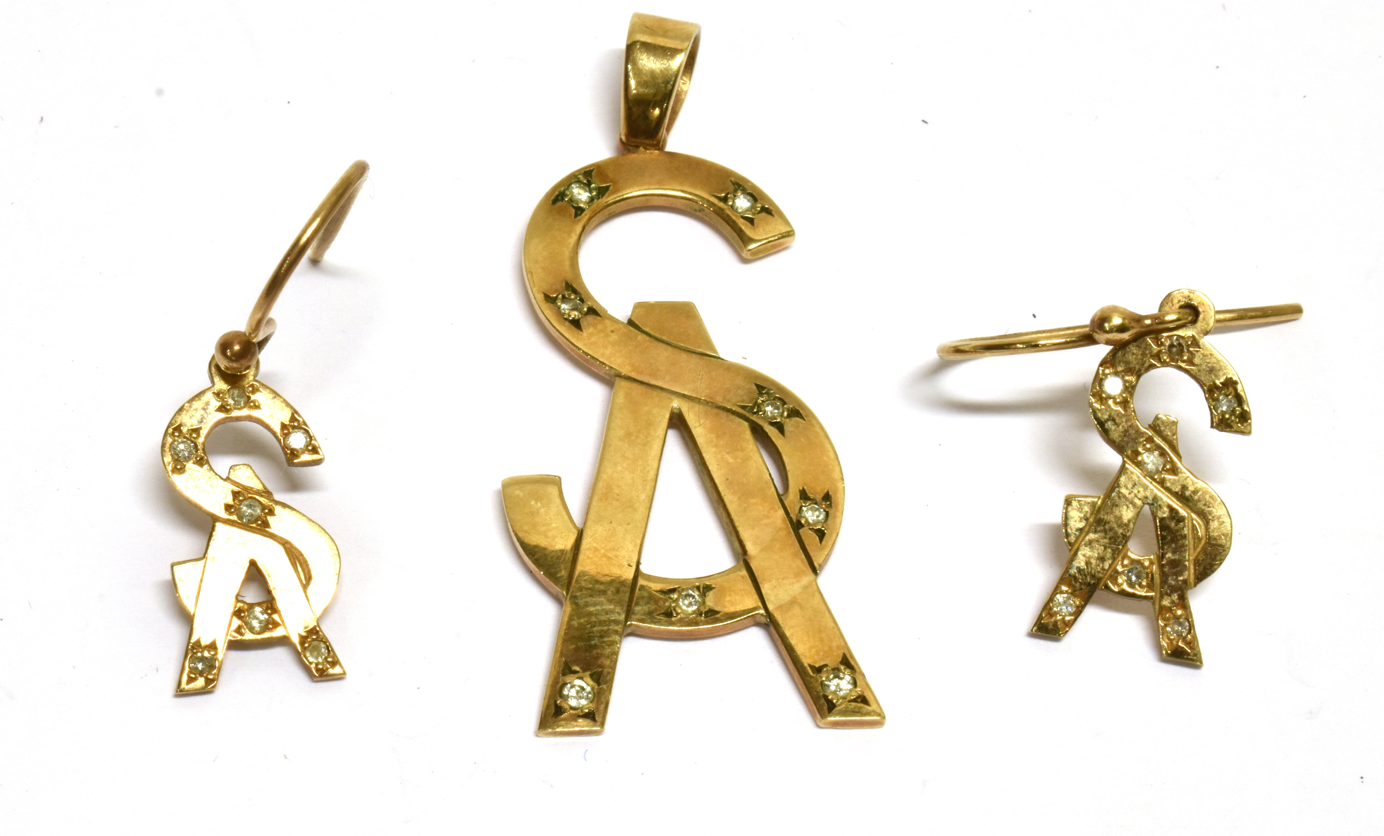 A PAIR OF DIAMOND PENDENT EARRINGS AND A MATCHING PENDANT EACH IN THE FORM OF INITIALS 'SA' and
