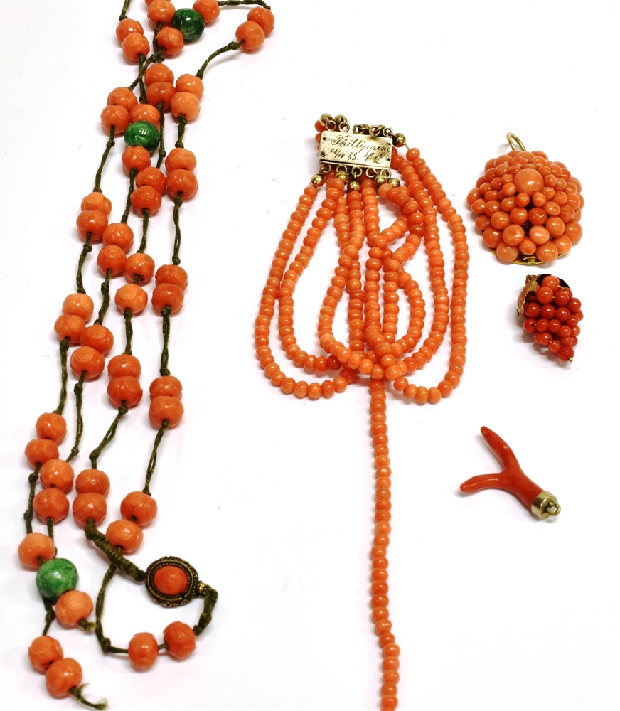 A COLLECTION OF 19TH CENTURY AND LATER CORAL JEWELLERY AND A CORAL AND JADEITE NECKLACE - Image 2 of 2