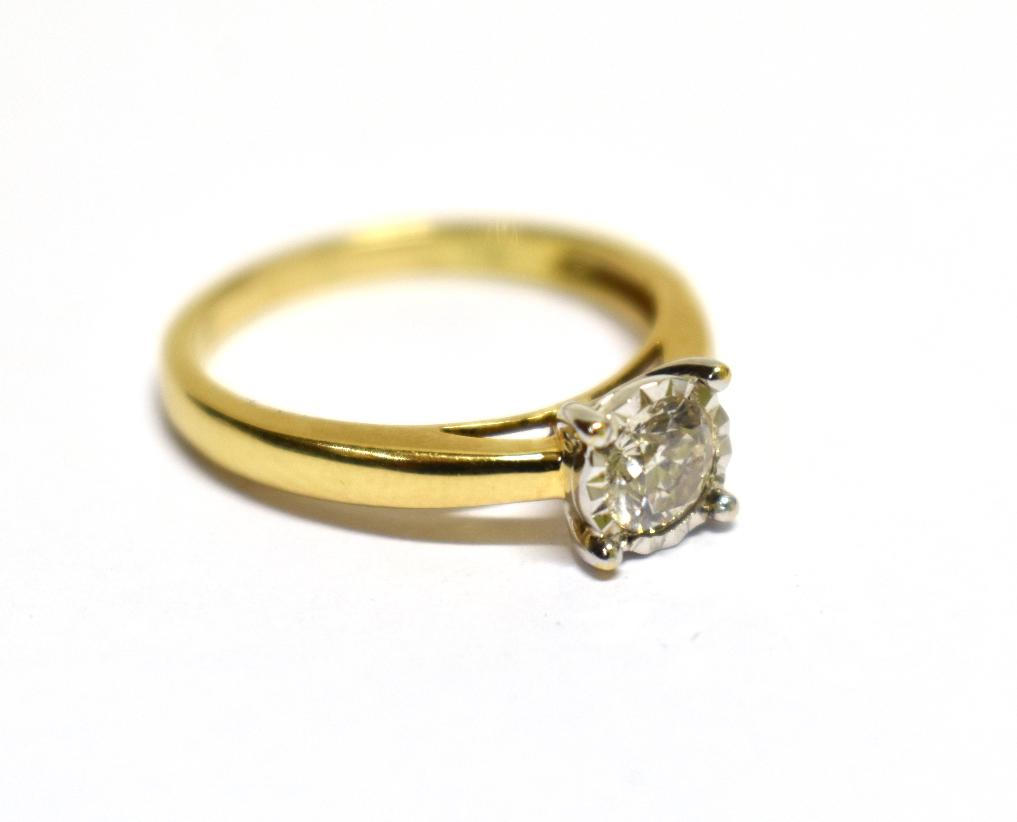 A MODERN DIAMOND SOLITAIRE RING the round brilliant approx. 0.50cts, in a white illusion-claw - Image 3 of 9