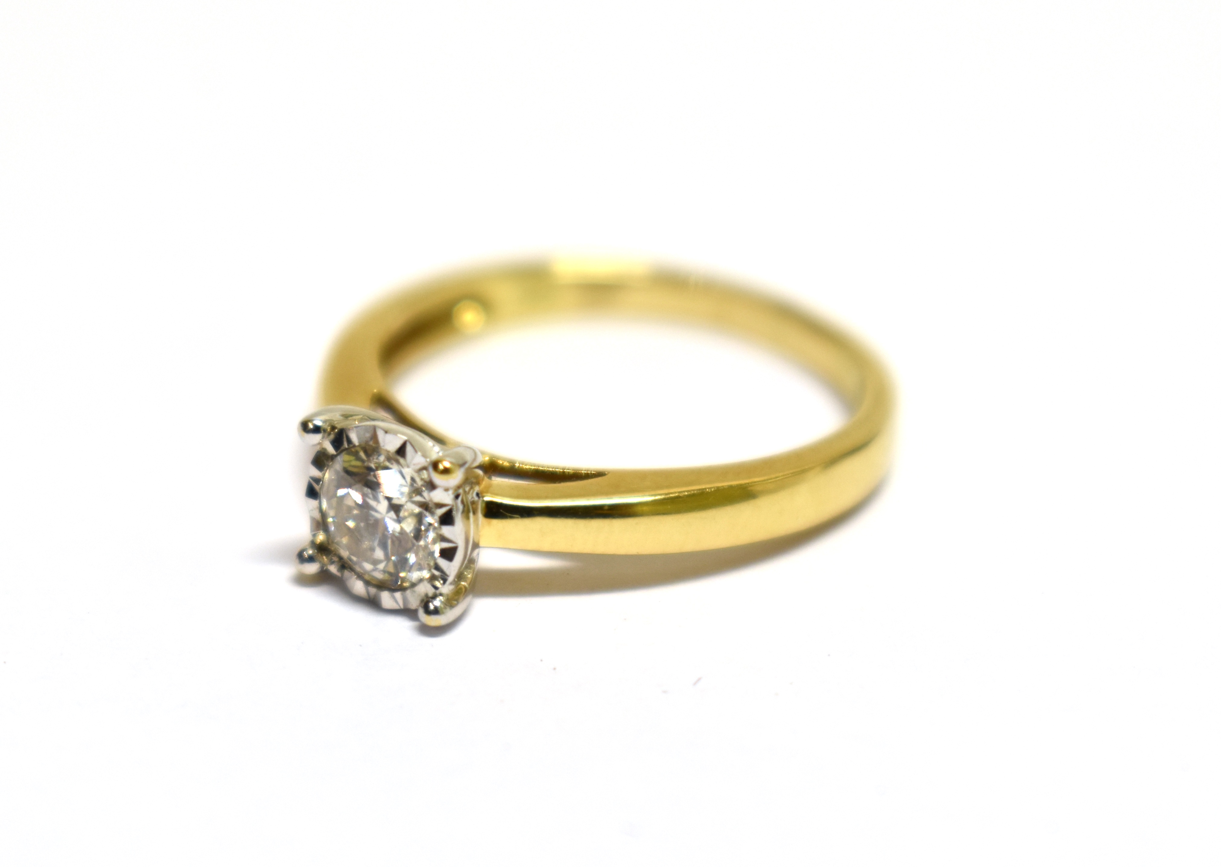 A MODERN DIAMOND SOLITAIRE RING the round brilliant approx. 0.50cts, in a white illusion-claw - Image 5 of 9