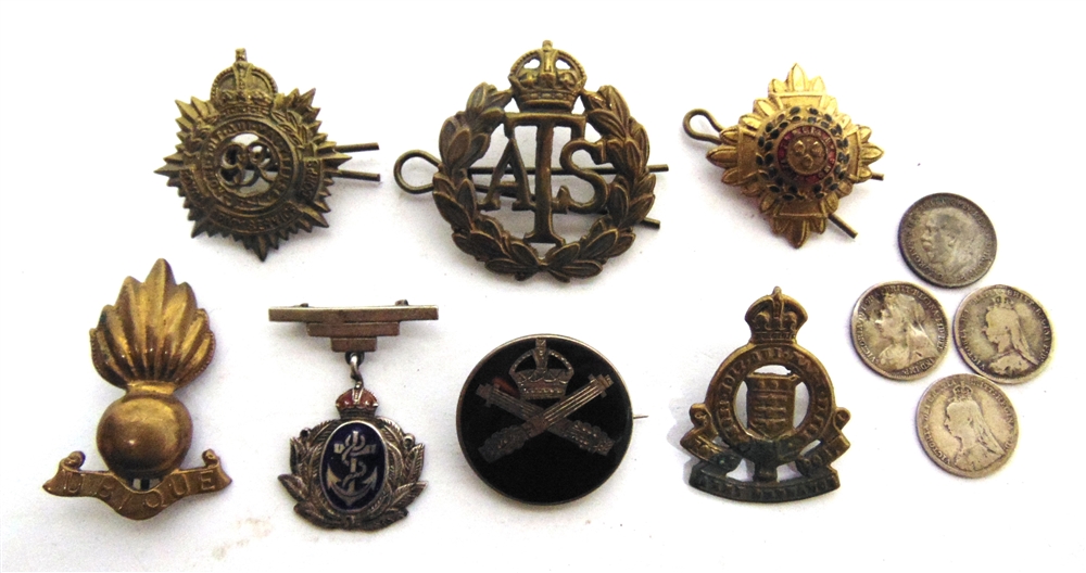 MILITARIA - ASSORTED comprising a Machine Gun Corps silver and faux tortoiseshell sweetheart brooch;