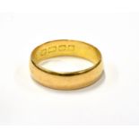 AN EARLY 20TH CENTURY 22CT GOLD WEDDING BAND of shallow 'D' section, 5mm wide, Birmingham 1915, size