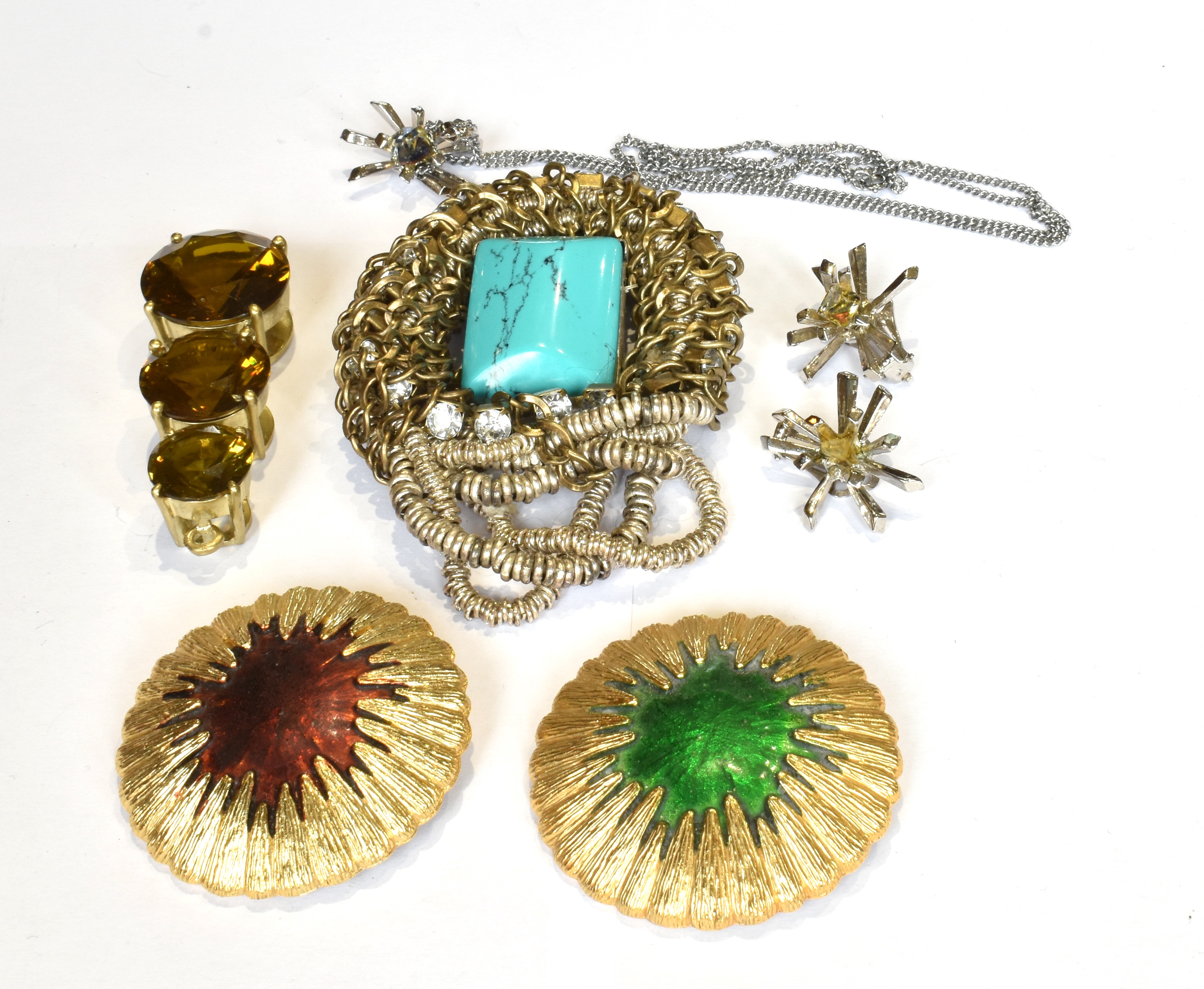 A PAIR OF 1970'S TEXTURED GILT-METAL AND RED OR GREEN ENAMEL DOMED-ROUND BROOCHES AND OTHER ITEMS