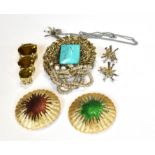 A PAIR OF 1970'S TEXTURED GILT-METAL AND RED OR GREEN ENAMEL DOMED-ROUND BROOCHES AND OTHER ITEMS