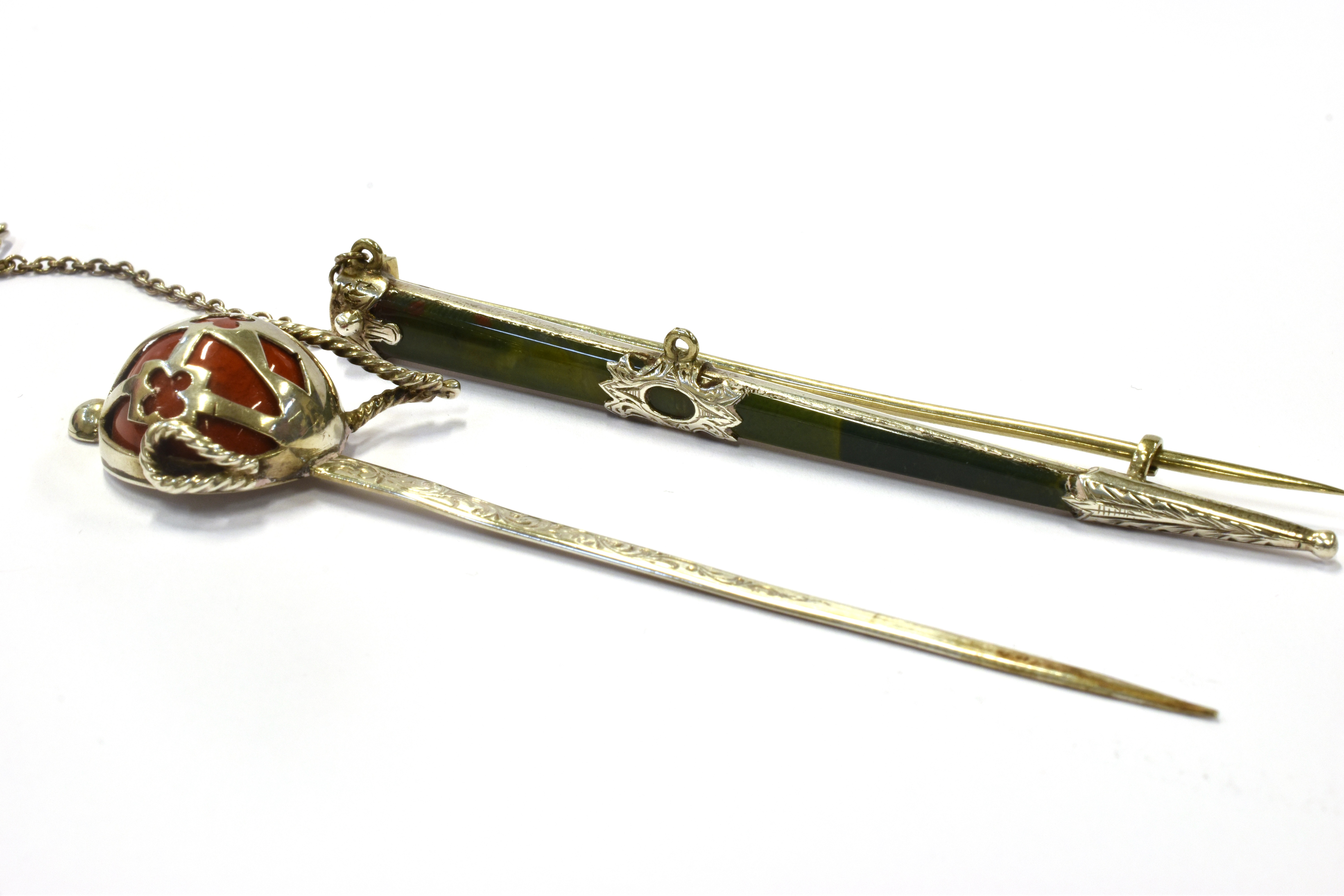 A VICTORIAN SCOTTISH PEBBLE BROOCH IN THE FORM OF A SCOTTISH BASKET HILTED BROADSWORD with a - Image 2 of 2