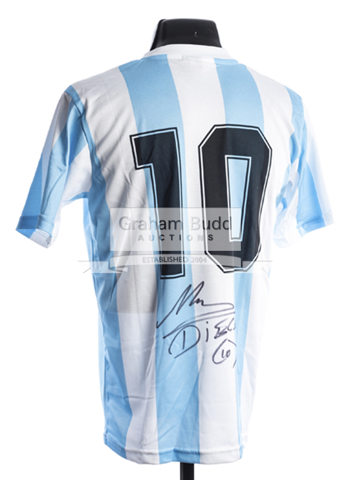 Maradona signed Argentina replica jersey, signed to the reverse below the No.