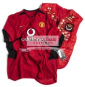 Team-signed Manchester United replica jersey circa 2003, 14 signatures in black marker pen, Saha,