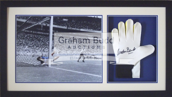 Gordon Banks 1970 World Cup Greatest Ever Save from Pele signed goalkeepers glove display,