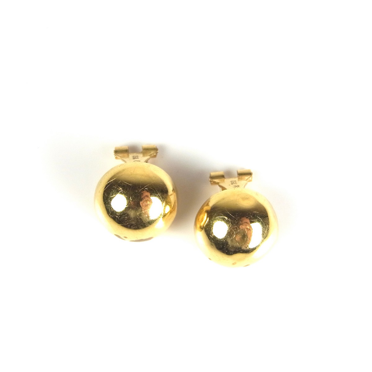 18 ct yellow gold dome ear clips.