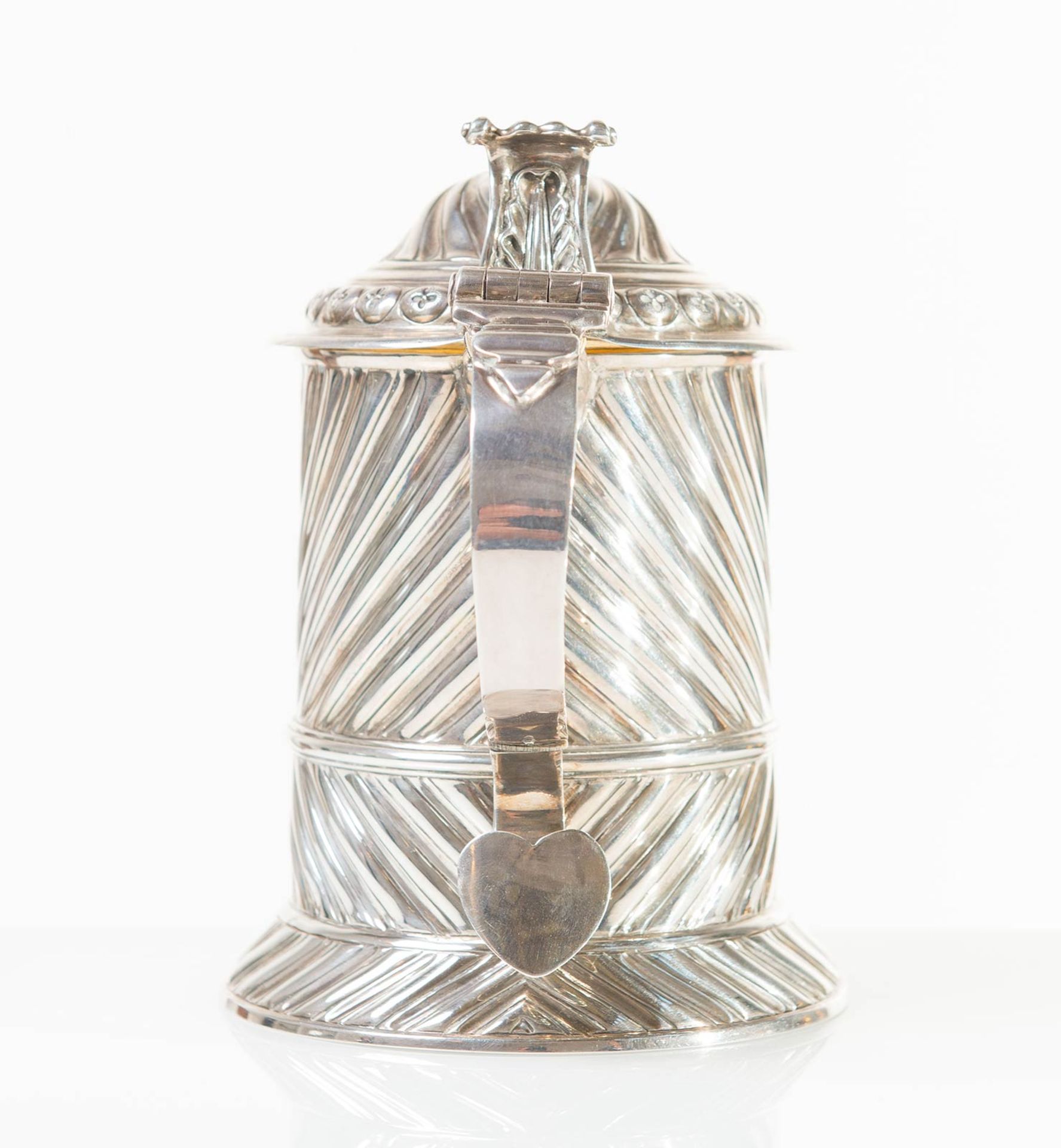 Tankard inglese in argento sbalzato, Edimburgo, 1898-9. - Image 2 of 6