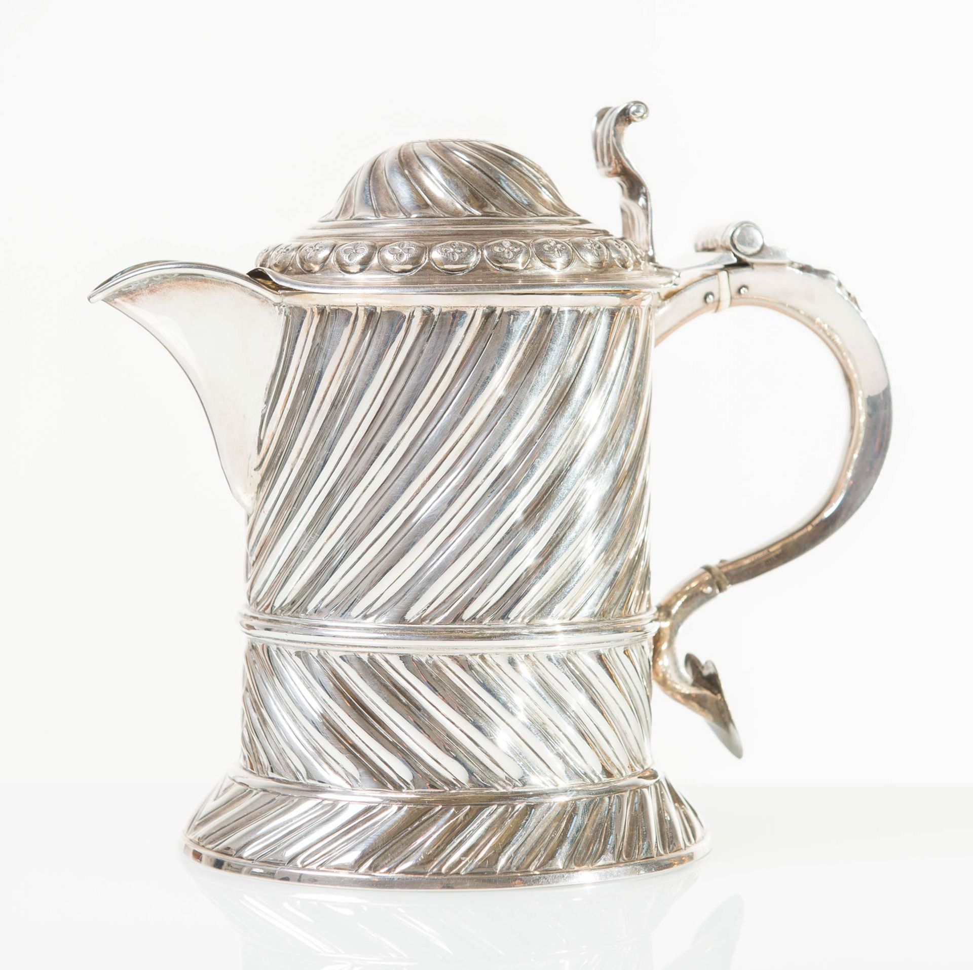 Tankard inglese in argento sbalzato, Edimburgo, 1898-9.