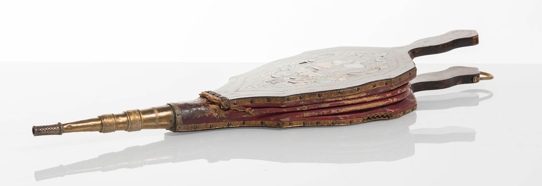 Mantice in cuoio e legno con intarsi in lacca, madreperla e ottone, XIX sec. - Image 2 of 3