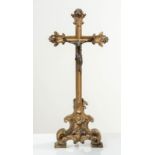 Crocifisso da appoggio in legno intagliato e dorato con Cristo in bronzo, Italia, XIX sec.