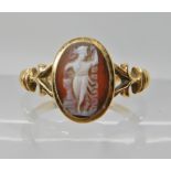 AN 18CT GOLD GLASS INTAGLIO RING hallmarked Birmingham 1908, finger size, O, weight 2.9gms Condition