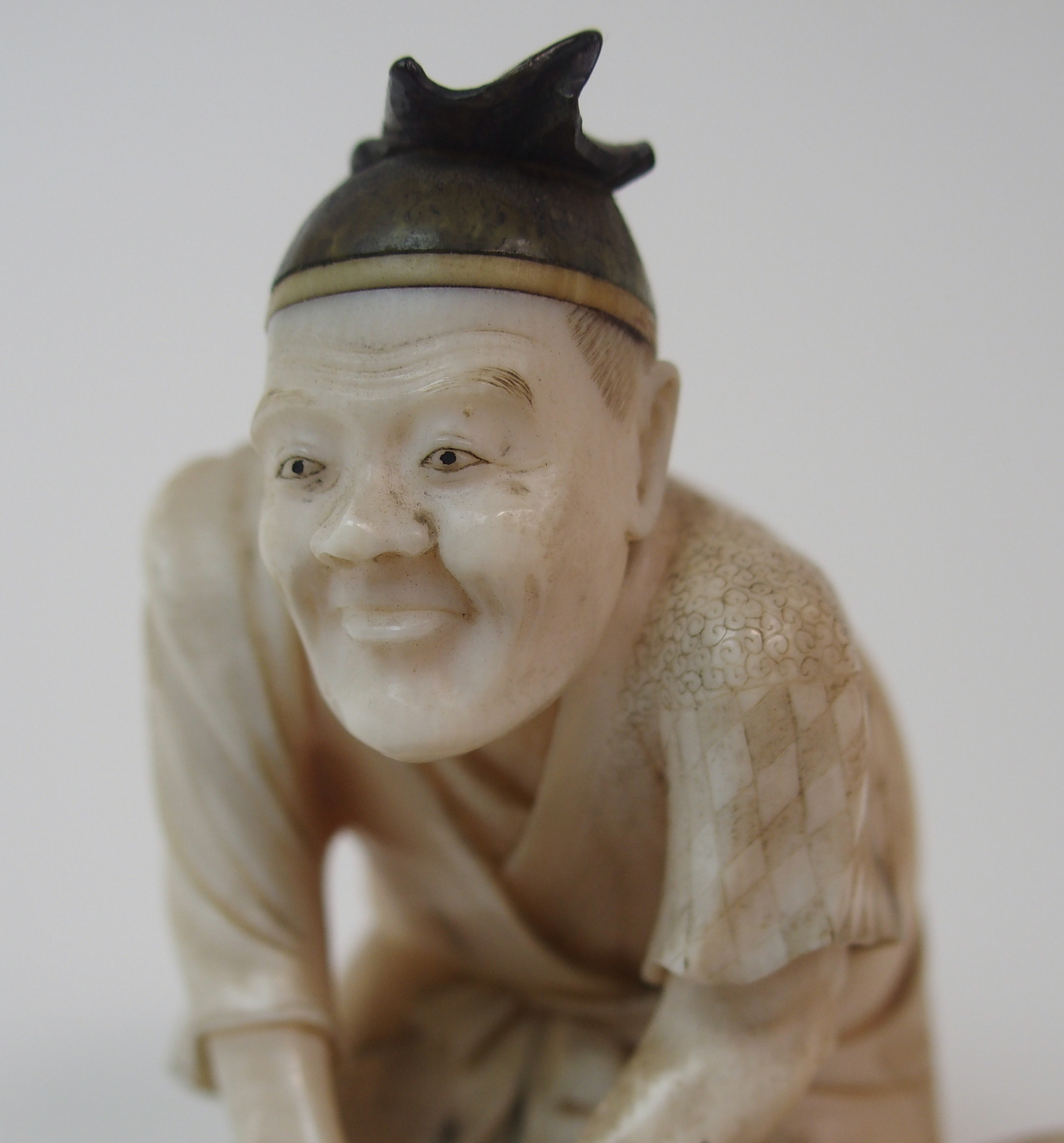 AN IVORY, WOOD AND METAL OKIMONO OF A MIRROR MAKER kneeling and polishing a mirror on a tree - Image 8 of 10