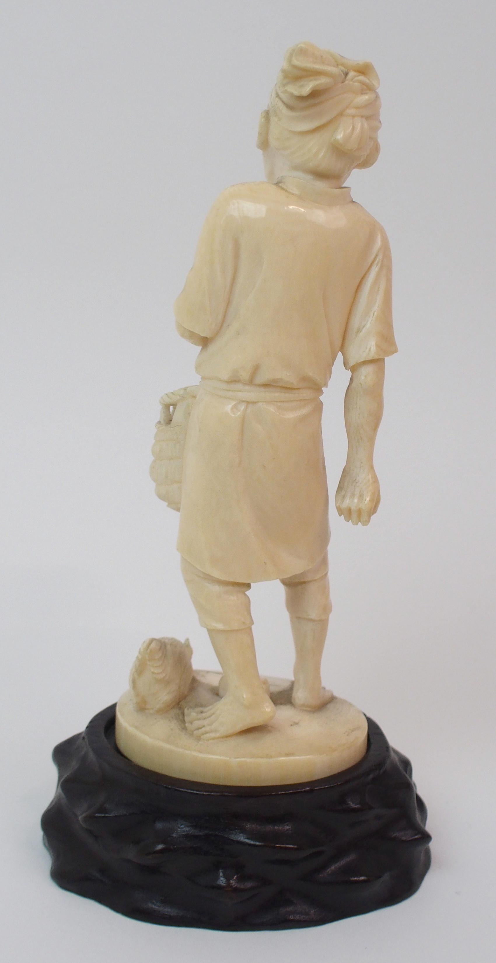 AN IVORY OKIMONO OF A FISHERWOMAN holding a harpoon, 17cm high and a farmer feeding chickens, 16.5cm - Image 4 of 10