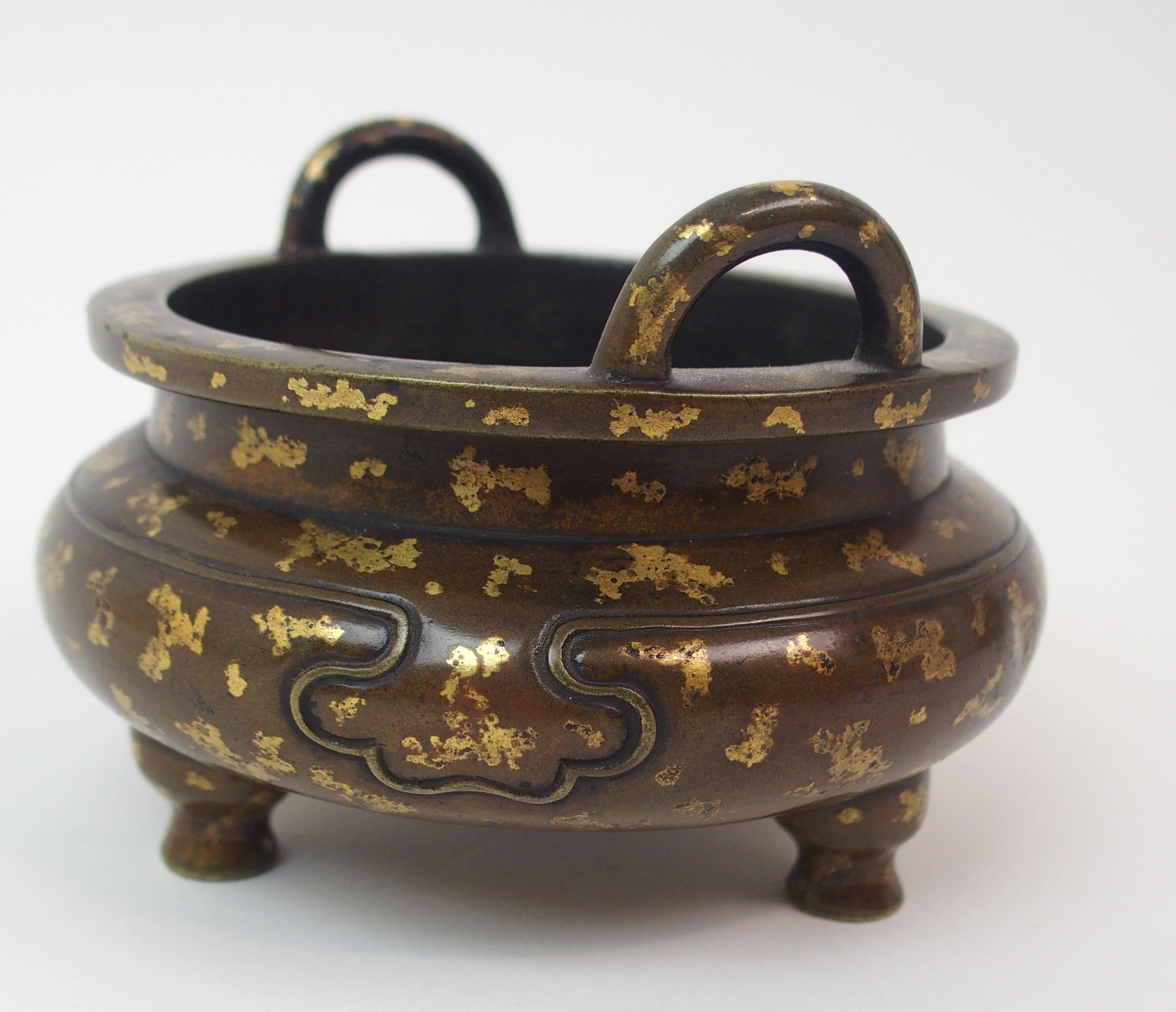 A CHINESE BRONZE GOLD SPLASHED CENSER with a pair of loop handles above a short shoulder cast with - Image 6 of 9