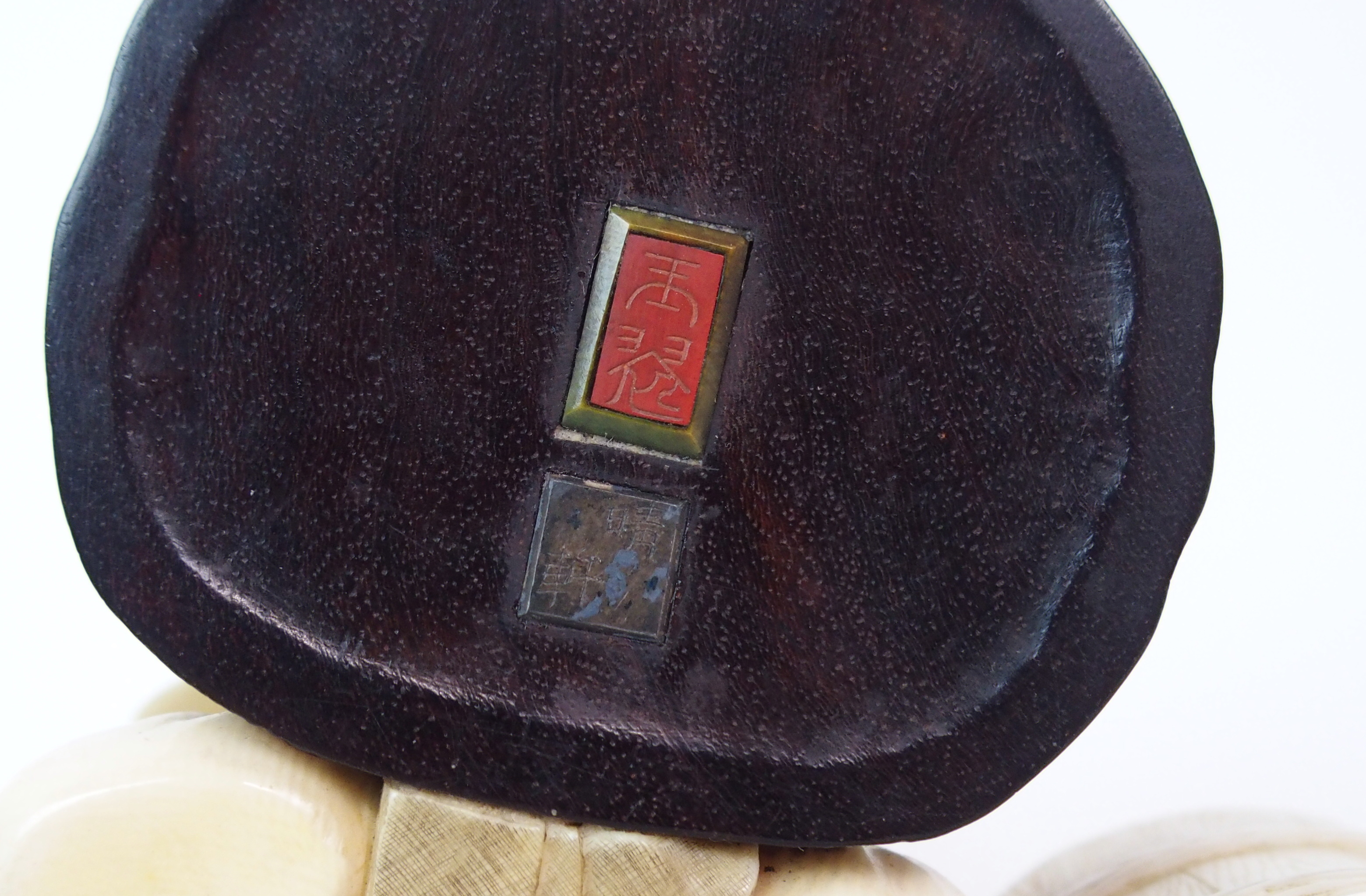 AN IVORY, WOOD AND METAL OKIMONO OF A MIRROR MAKER kneeling and polishing a mirror on a tree - Image 6 of 10