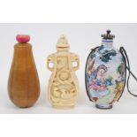 A CHINESE HARDSTONE FRUIT SHAPED SNUFF BOTTLE AND STOPPER 6cm high, ivory snuff bottle carved with