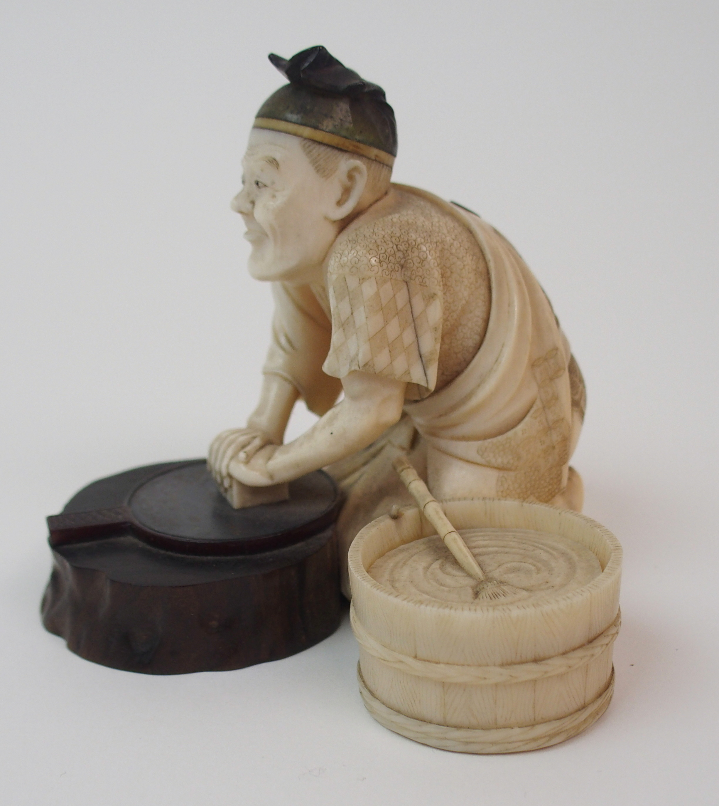AN IVORY, WOOD AND METAL OKIMONO OF A MIRROR MAKER kneeling and polishing a mirror on a tree - Image 4 of 10