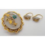 A CHALCEDONY AND TURQUOISE BROOCH WITH SIMILAR EARRINGS all mounted in bright yellow metal,