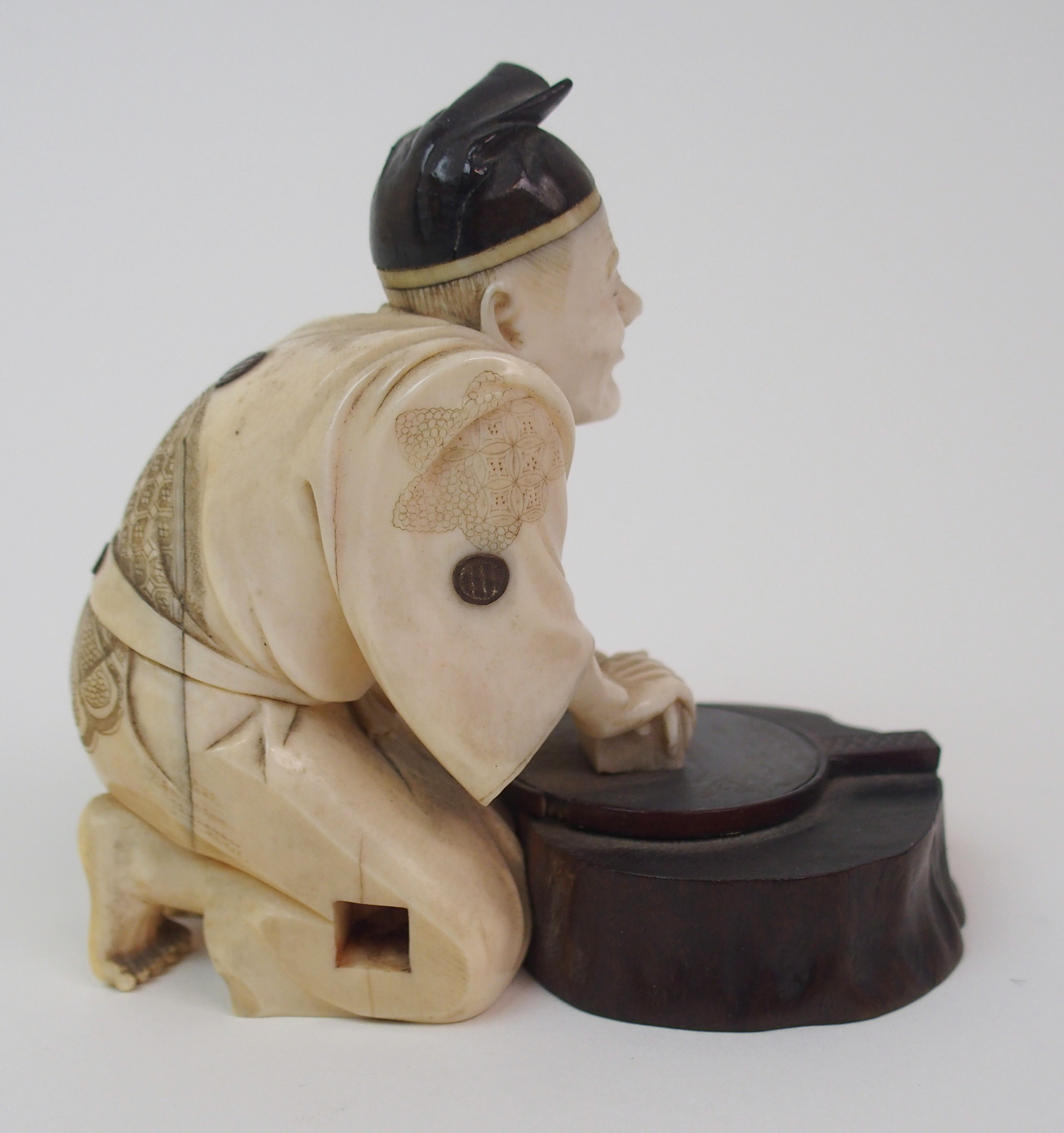 AN IVORY, WOOD AND METAL OKIMONO OF A MIRROR MAKER kneeling and polishing a mirror on a tree - Image 2 of 10