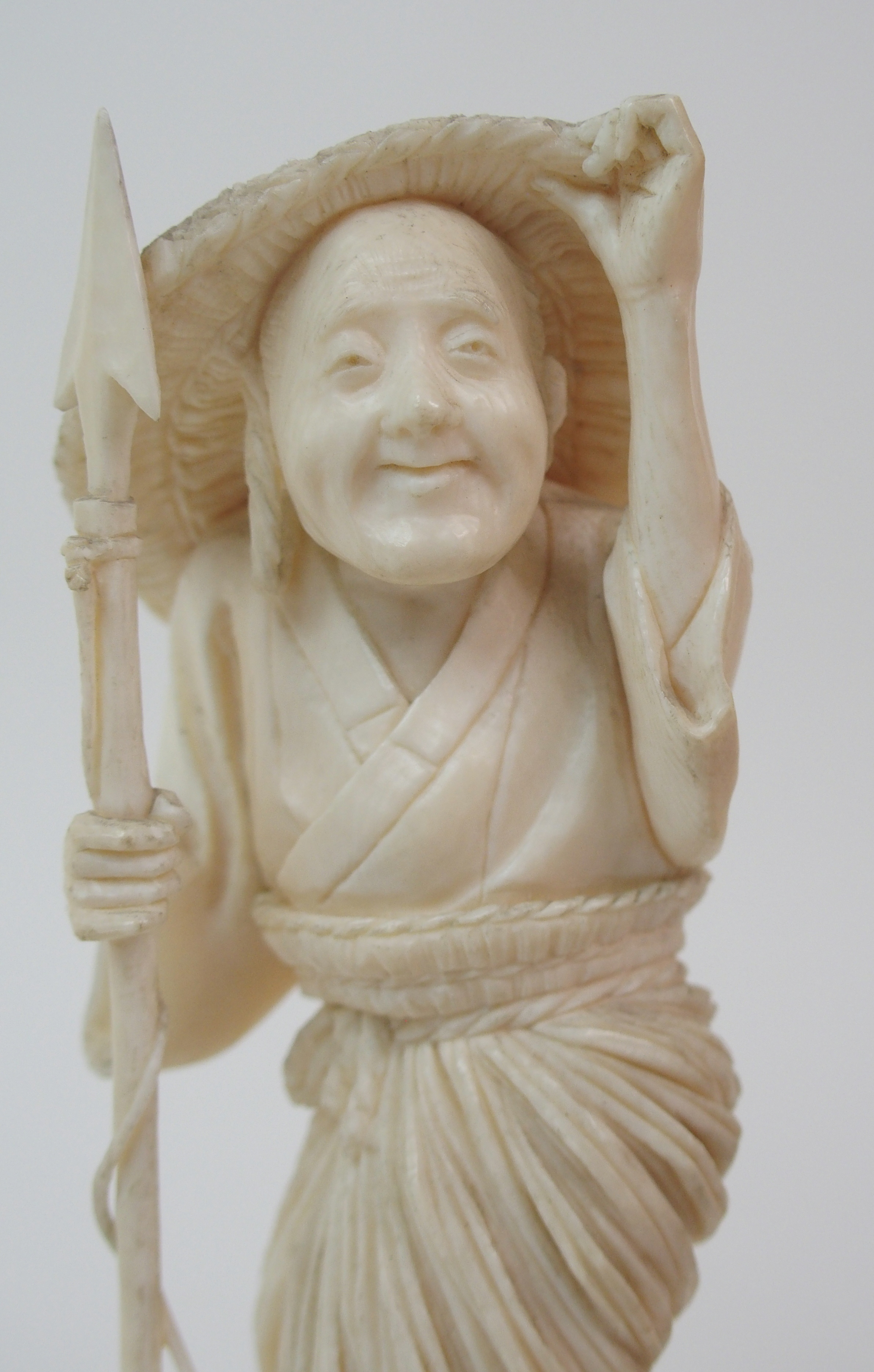 AN IVORY OKIMONO OF A FISHERWOMAN holding a harpoon, 17cm high and a farmer feeding chickens, 16.5cm - Image 7 of 10
