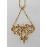 A 15CT GOLD PEARL PENDANT NECKLACE length of drop from the central pearl 5.3cm, length of the