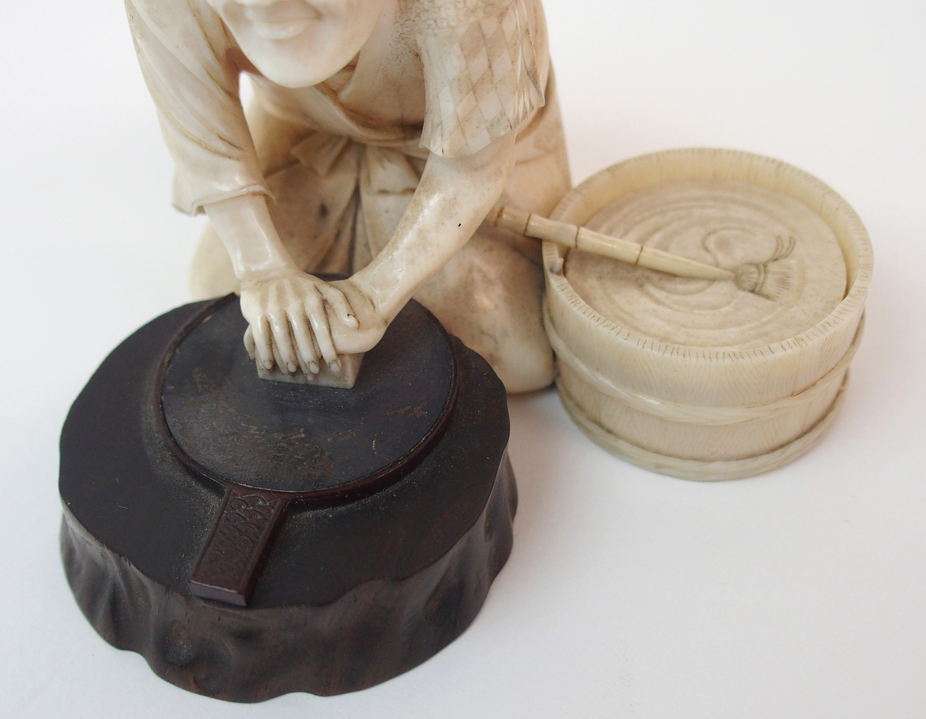 AN IVORY, WOOD AND METAL OKIMONO OF A MIRROR MAKER kneeling and polishing a mirror on a tree - Image 9 of 10