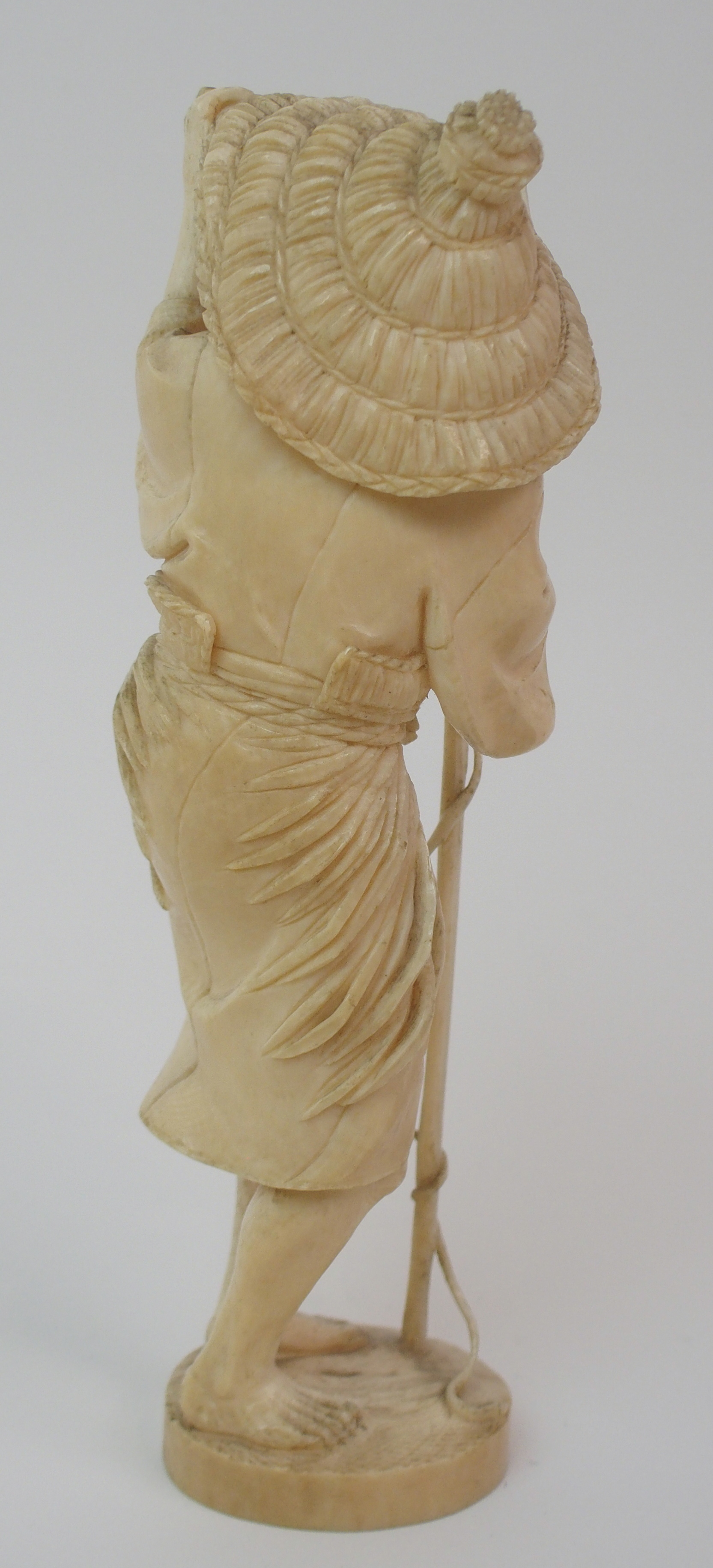 AN IVORY OKIMONO OF A FISHERWOMAN holding a harpoon, 17cm high and a farmer feeding chickens, 16.5cm - Image 8 of 10