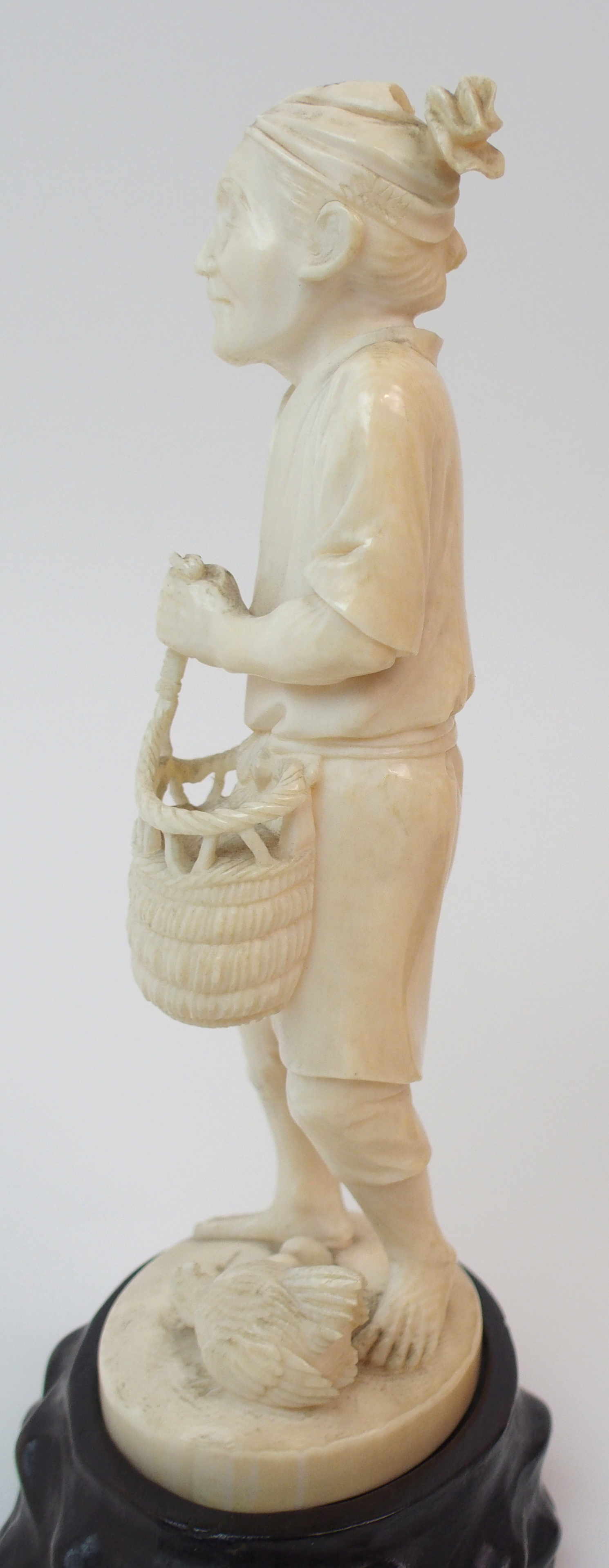 AN IVORY OKIMONO OF A FISHERWOMAN holding a harpoon, 17cm high and a farmer feeding chickens, 16.5cm - Image 5 of 10