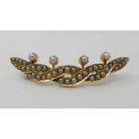 A bright yellow metal interwoven pattern pearl set brooch weight approx 4.5gms Condition Report: