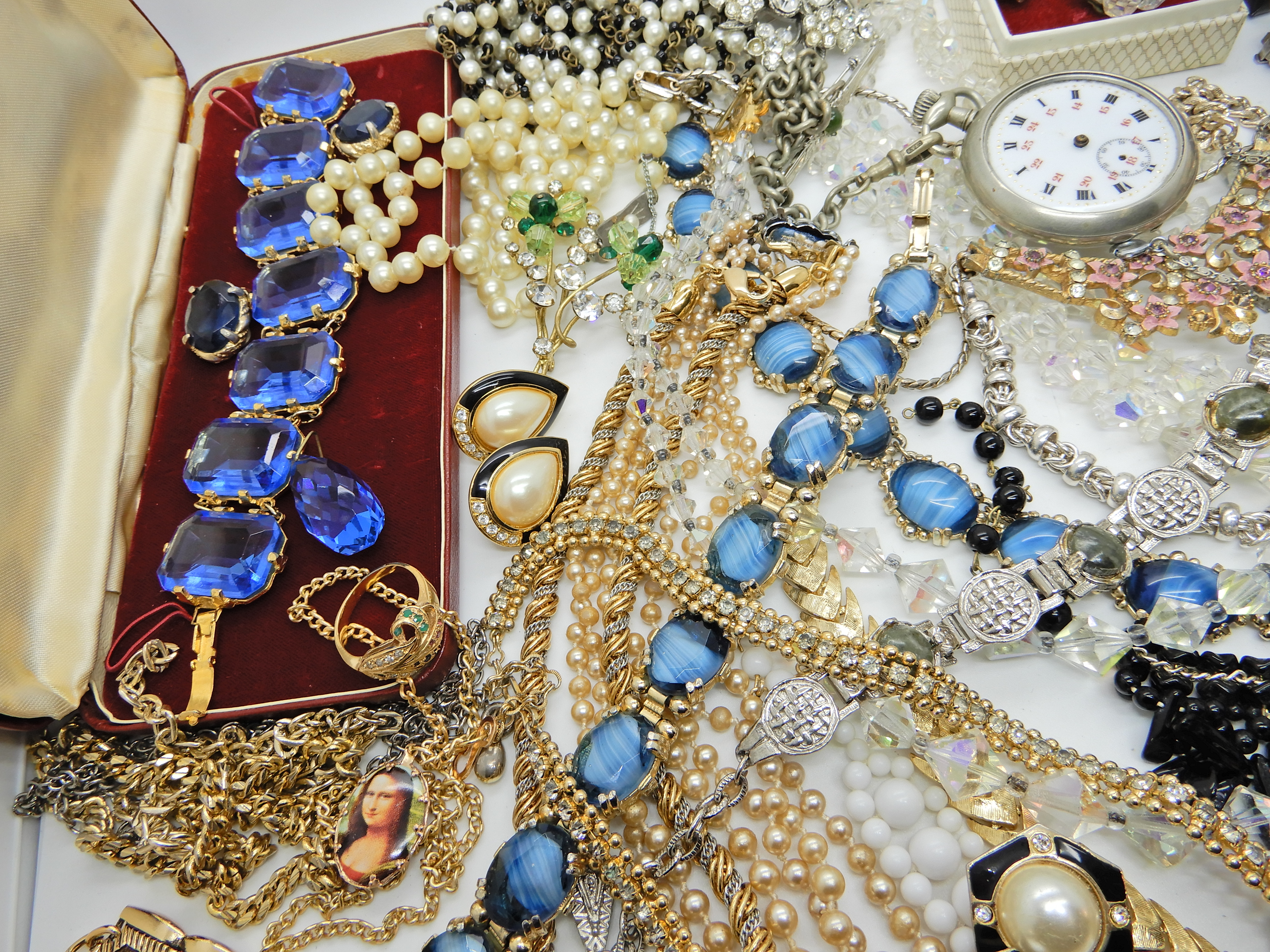 A collection of vintage costume jewellery Condition Report: Available upon request - Image 3 of 4