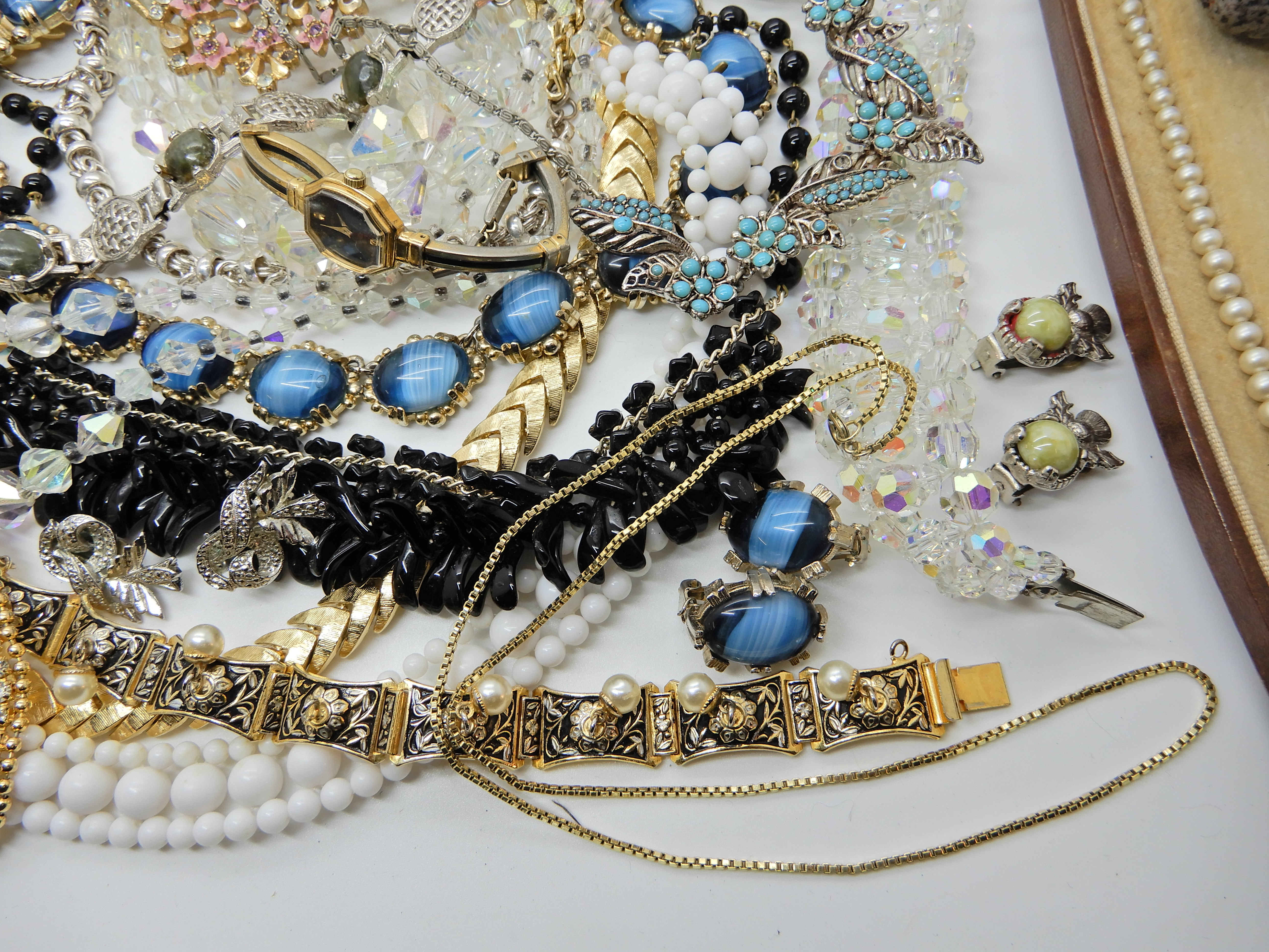 A collection of vintage costume jewellery Condition Report: Available upon request - Image 2 of 4