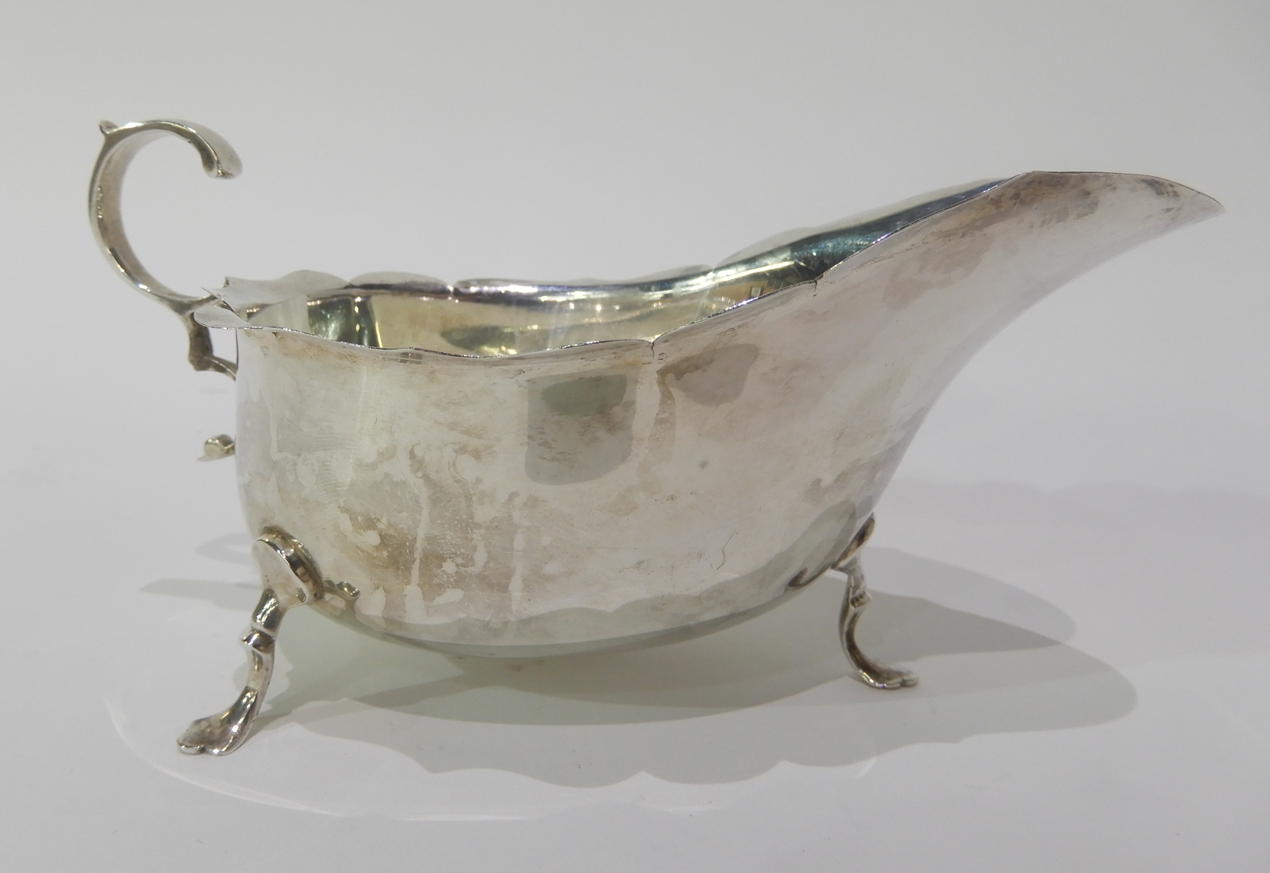 A pair of silver sauce boats, Sheffield 1921, 160gms, 15cm long x 6cm high Condition Report: - Image 2 of 3