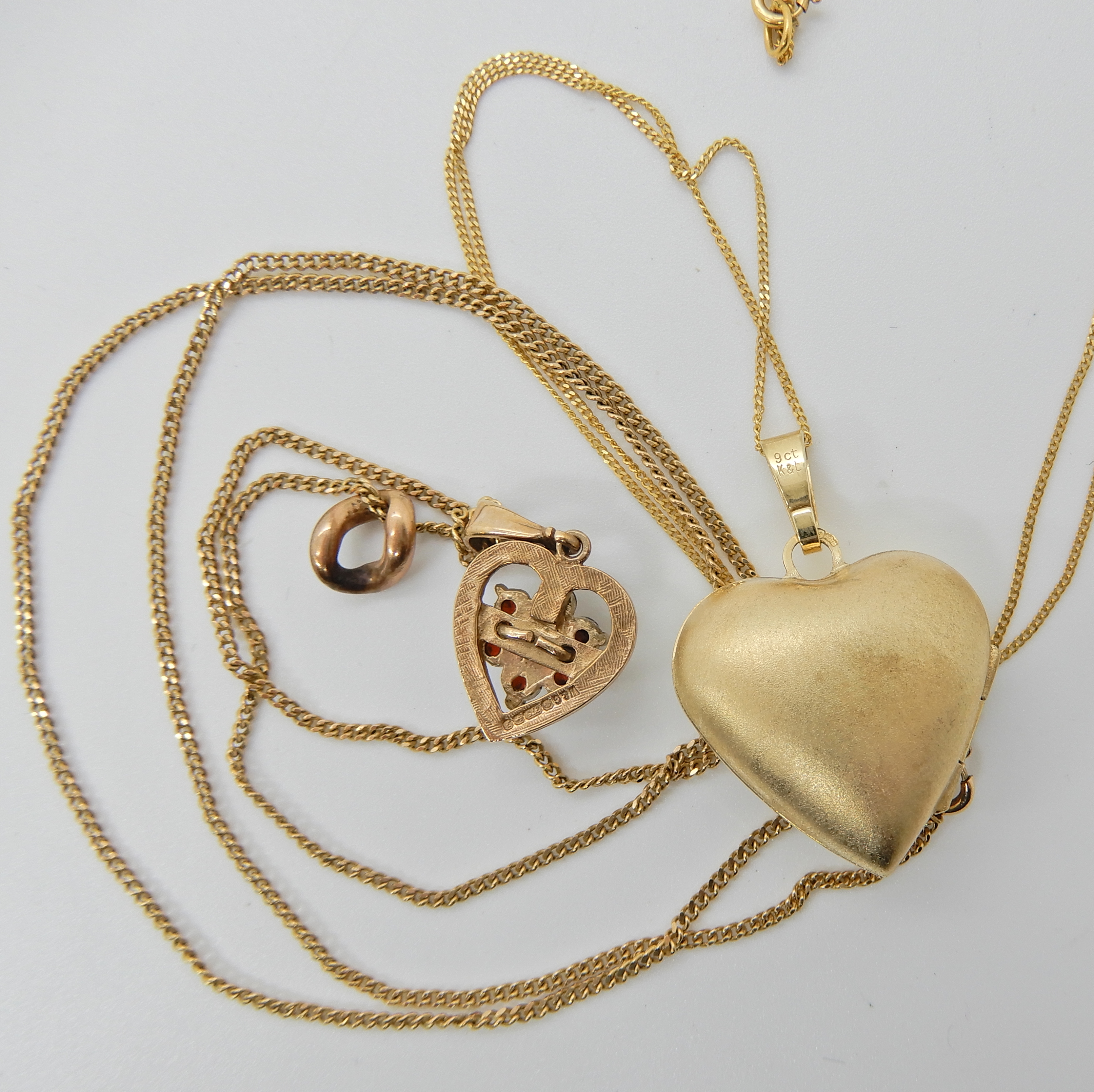 A 9ct gold heart shaped locket 2.8cm x 2cm and chain 45cm long, together with a 9ct gold garnet - Image 2 of 2