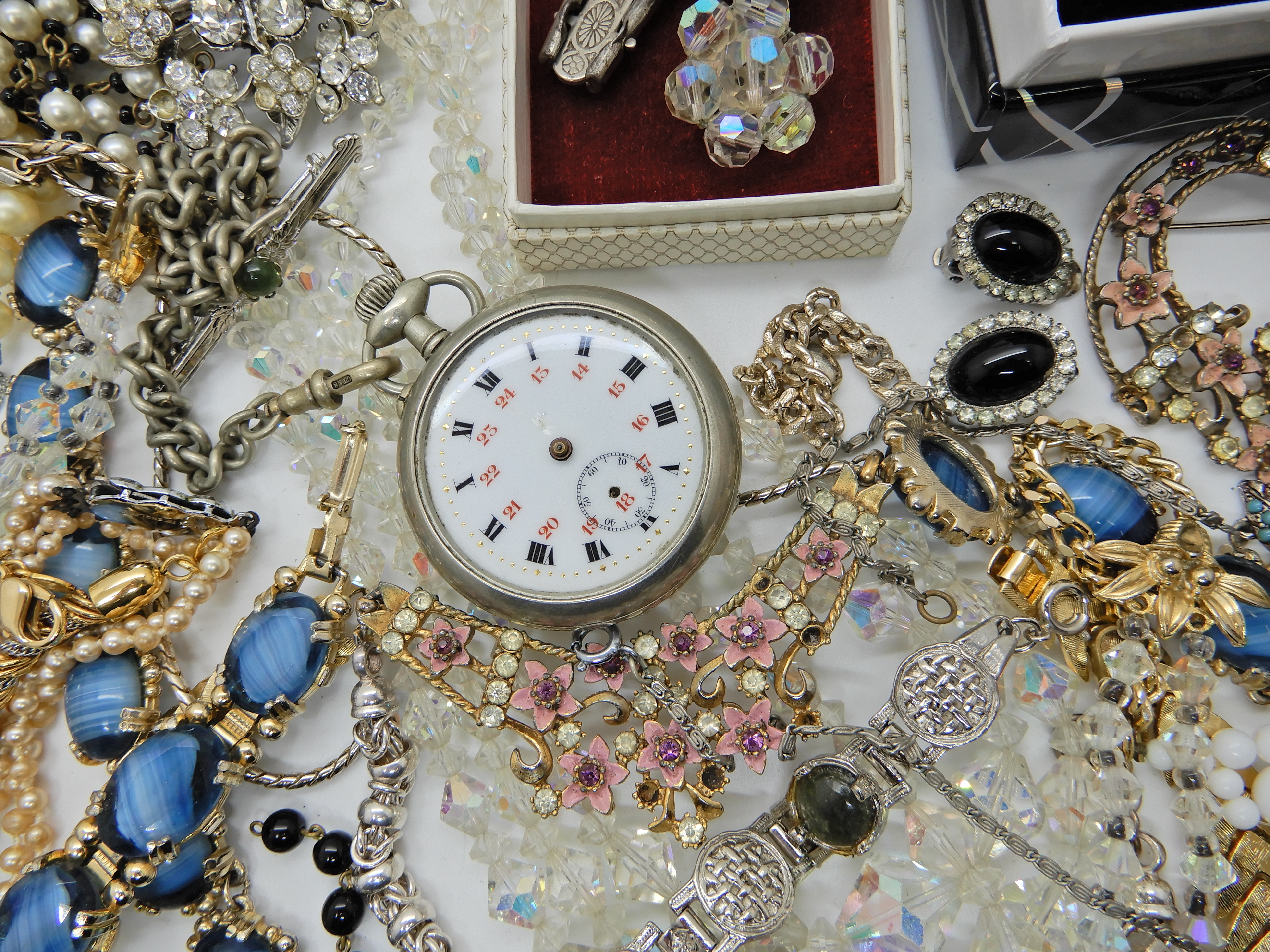 A collection of vintage costume jewellery Condition Report: Available upon request - Image 4 of 4